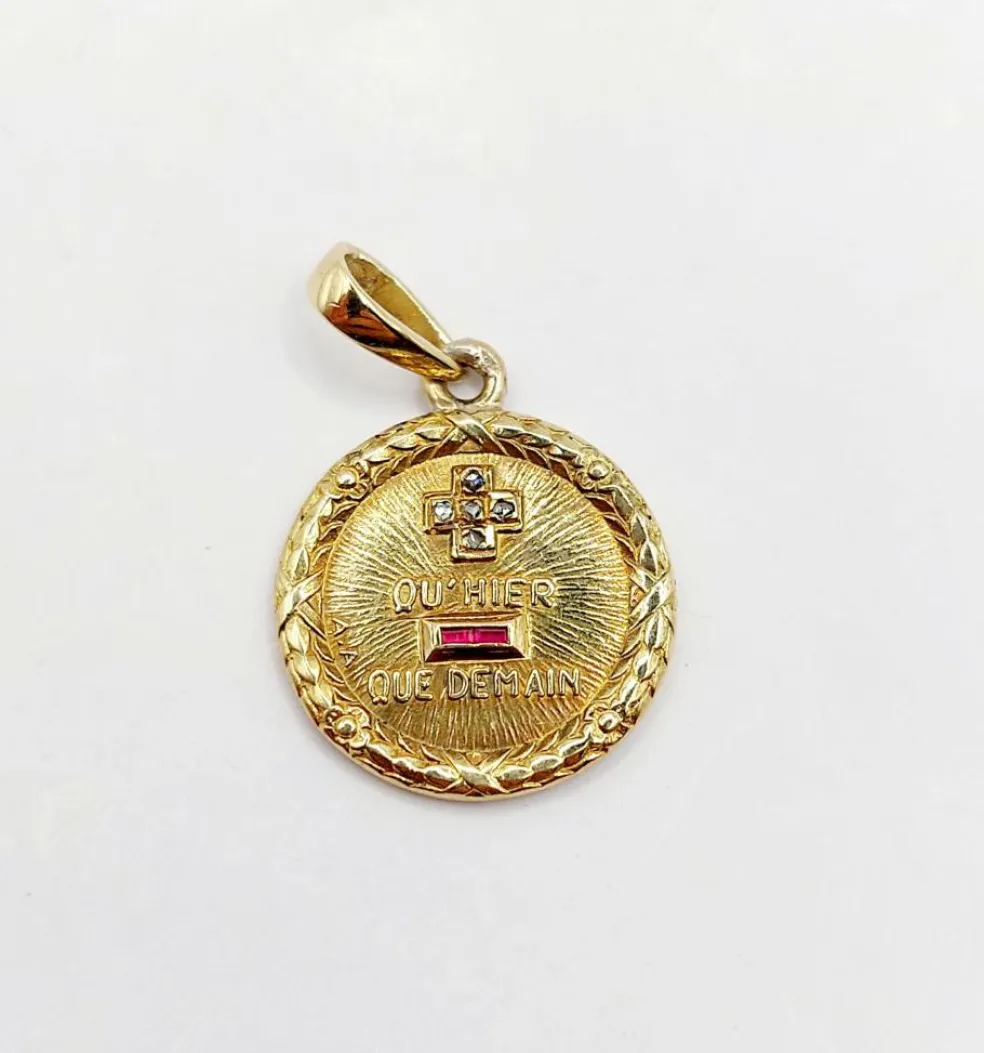 AUGIS - Pendentif médaille d'amour 15mm or, diamant et rubis, couronne de laurier (circa 1960)
