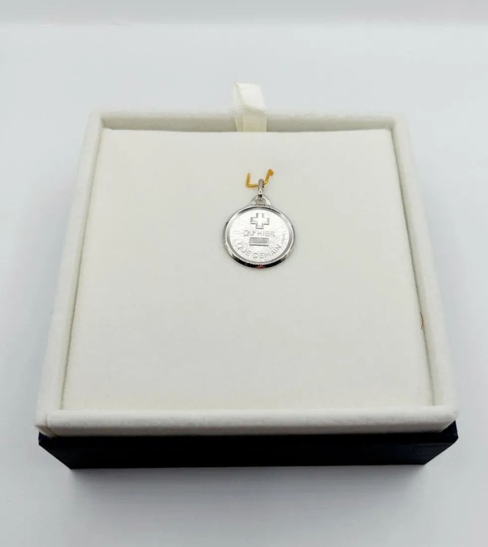 AUGIS - Pendentif médaille d'amour or blanc "+ qu'hier - que demain" L'Originale