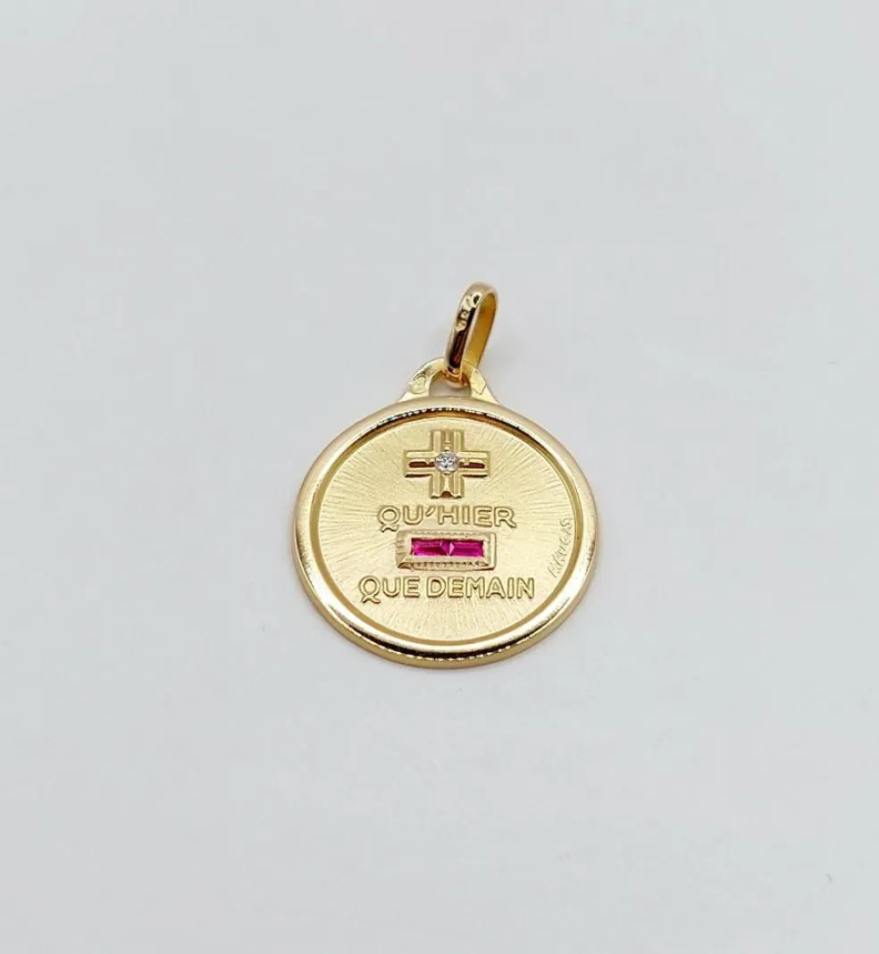 AUGIS - Pendentif médaille d'amour or "+ qu'hier - que demain" - L'Essentielle