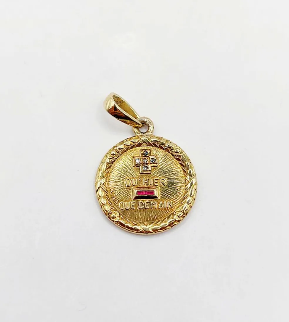 AUGIS - Pendentif médaille d'amour 15mm or, diamant et rubis, couronne de laurier (circa 1960)