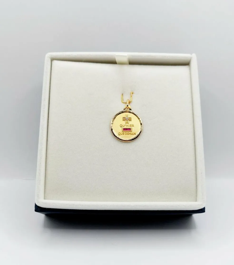 AUGIS - Pendentif médaille d'amour or "+ qu'hier - que demain" maison - L'Intemporelle