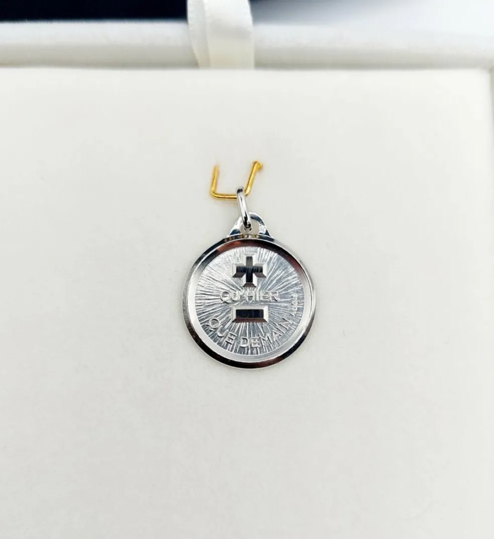AUGIS - Pendentif médaille d'amour or blanc "+ qu'hier - que demain" L'Originale