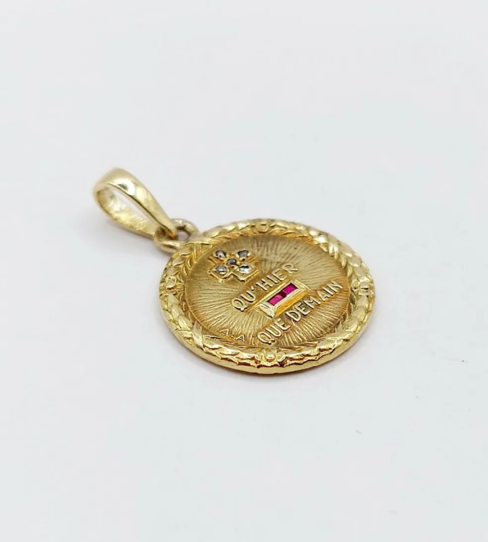 AUGIS - Pendentif médaille d'amour 15mm or, diamant et rubis, couronne de laurier (circa 1960)