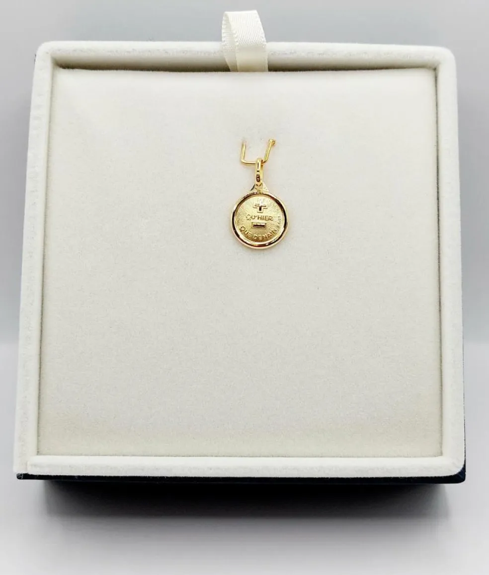 AUGIS - Pendentif médaille d'amour or "+ qu'hier - que demain" - L'Originale Mini