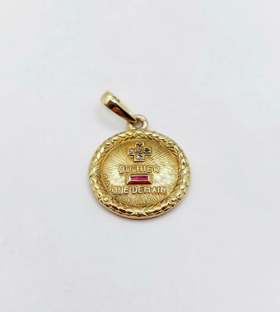 AUGIS - Pendentif médaille d'amour 15mm or, diamant et rubis, couronne de laurier (circa 1960)