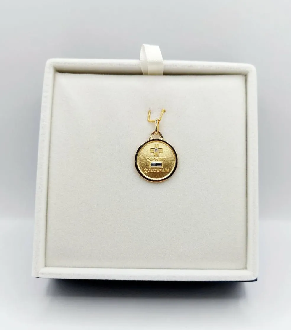 AUGIS - Pendentif médaille d'amour or "+ qu'hier - que demain" - L'Essentielle bleue