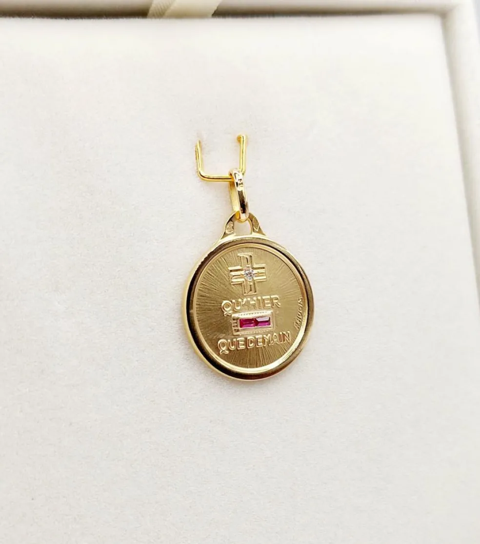 AUGIS - Pendentif médaille d'amour or "+ qu'hier - que demain" - L'Essentielle