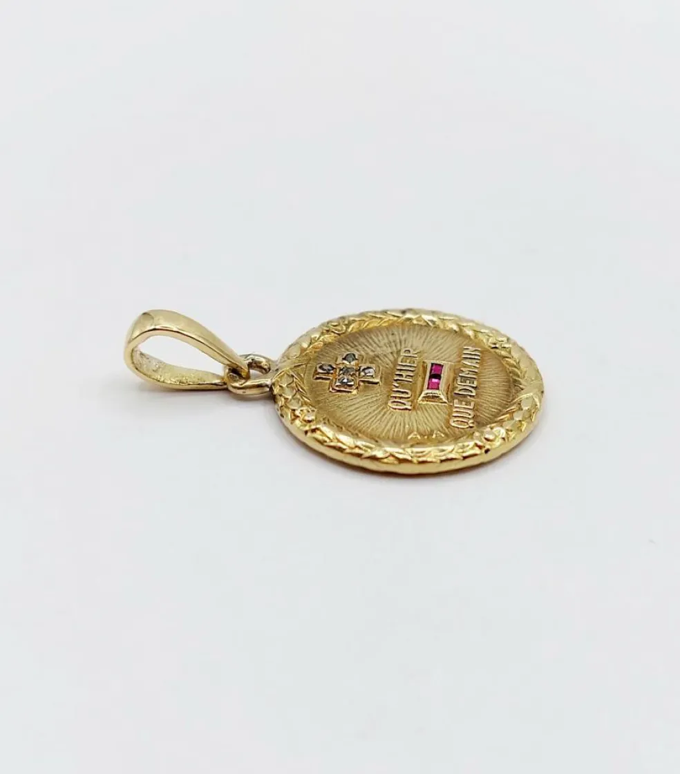 AUGIS - Pendentif médaille d'amour 15mm or, diamant et rubis, couronne de laurier (circa 1960)