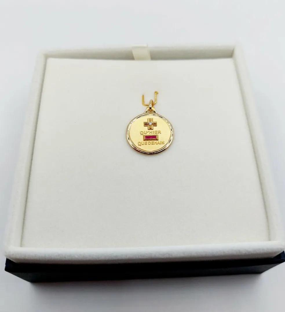 AUGIS - Pendentif médaille d'amour or "+ qu'hier - que demain" maison - L'Intemporelle
