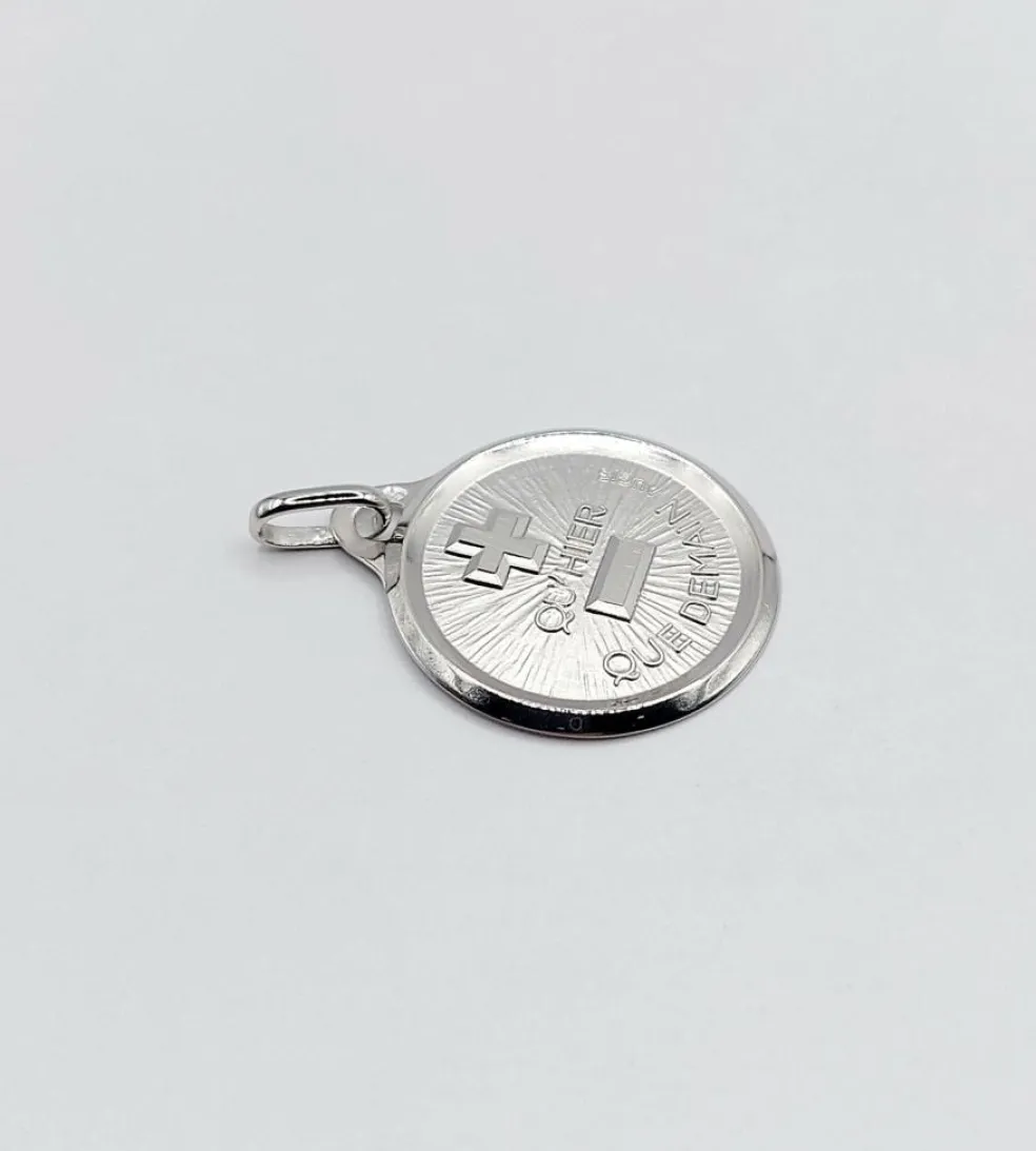 AUGIS - Pendentif médaille d'amour or blanc "+ qu'hier - que demain" L'Originale