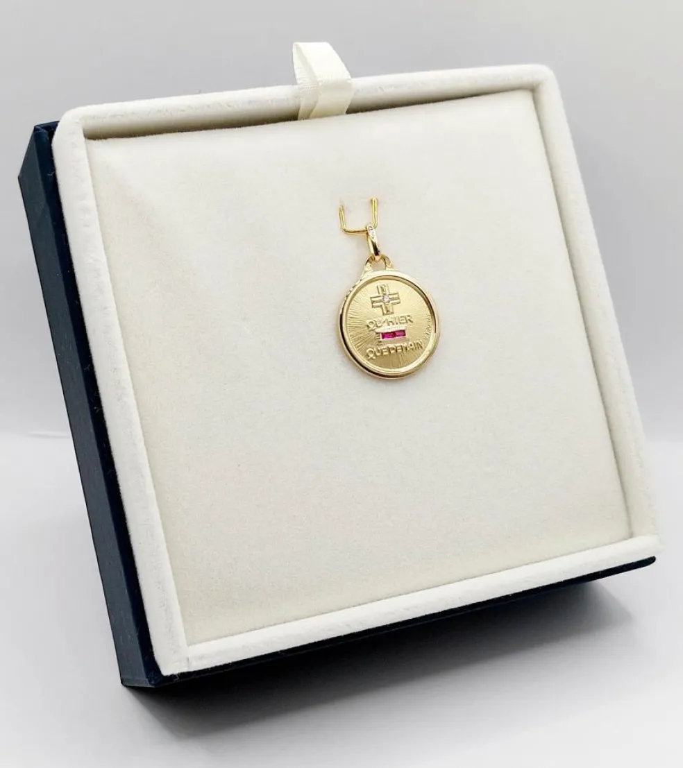 AUGIS - Pendentif médaille d'amour or "+ qu'hier - que demain" - L'Essentielle