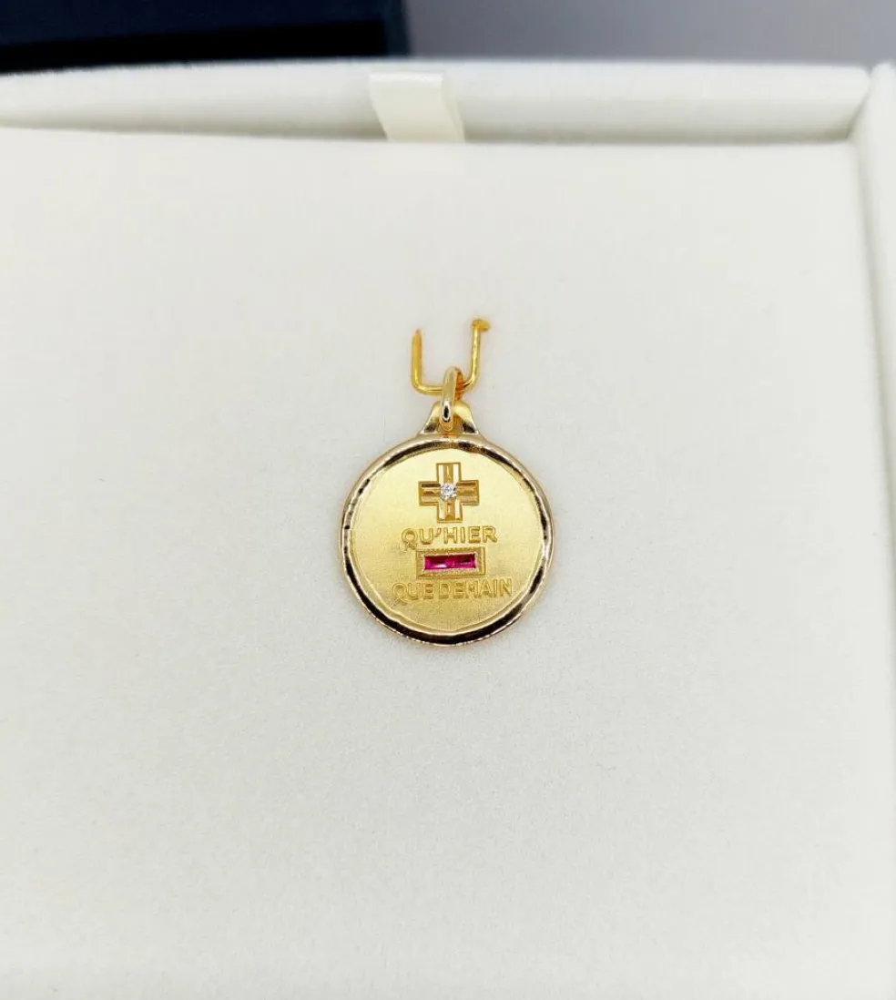 AUGIS - Pendentif médaille d'amour or "+ qu'hier - que demain" maison - L'Intemporelle