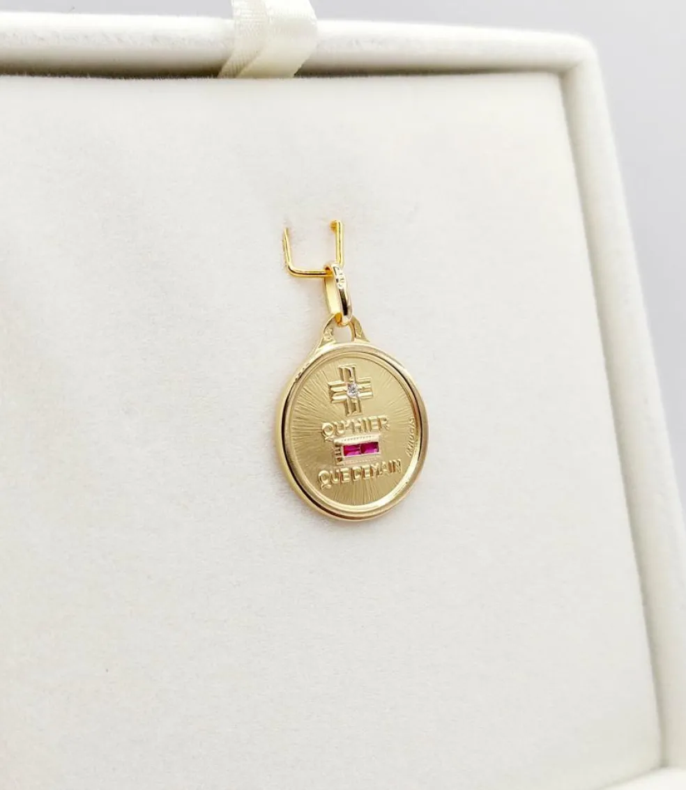 AUGIS - Pendentif médaille d'amour or "+ qu'hier - que demain" - L'Essentielle