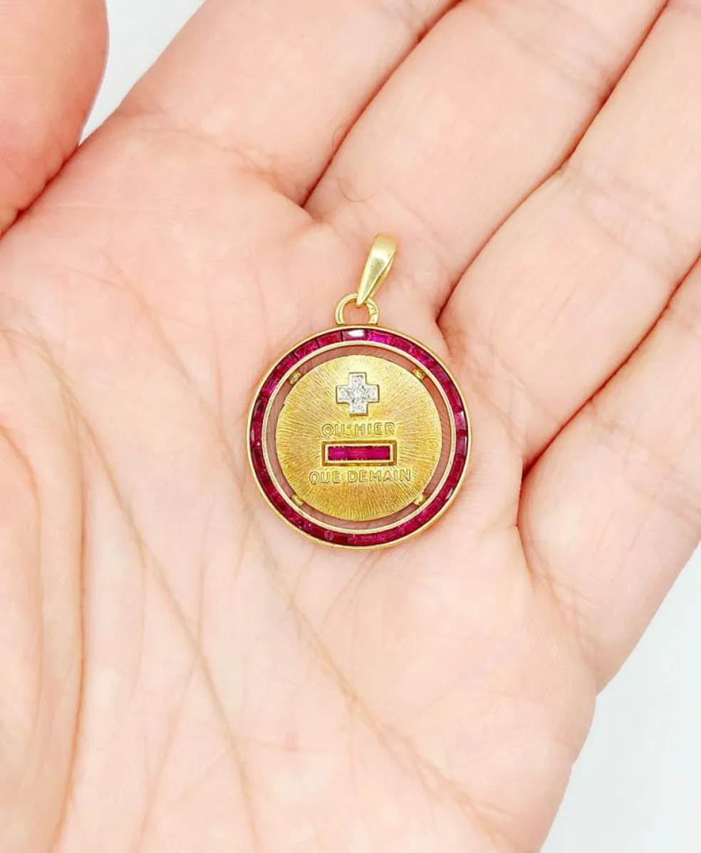 AUGIS - ULTRA RARE Médaille d'amour 23mm or jaune, diamant et rubis calibrés "+ qu'hier - que demain"