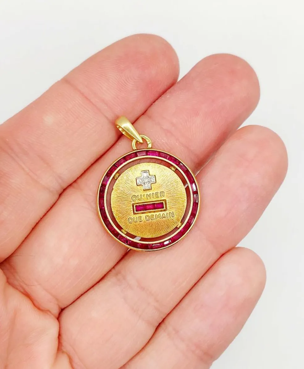 AUGIS - ULTRA RARE Médaille d'amour 23mm or jaune, diamant et rubis calibrés "+ qu'hier - que demain"