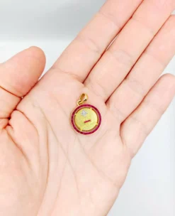 AUGIS - ULTRA RARE Pendentif médaille d'amour 20mm or, diamant et rubis calibrés : + qu'hier - que demain (circa 1960)