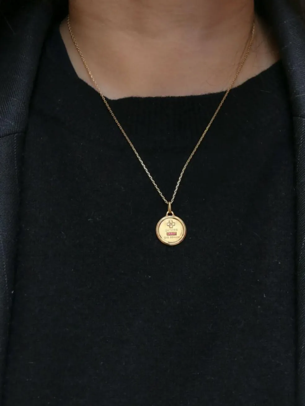 AUGIS- Médaille amour ronde Plus qu’hier moins que demain or jaune diamants rubis