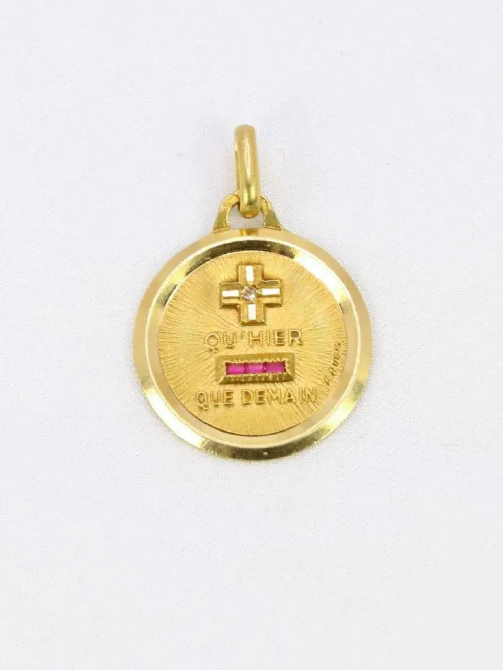 AUGIS- Médaille amour ronde Plus qu’hier moins que demain or jaune diamants rubis