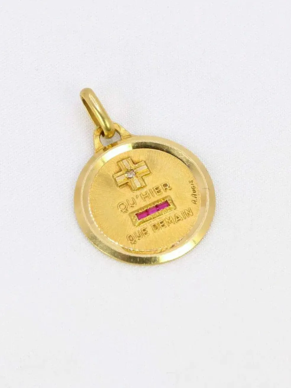 AUGIS- Médaille amour ronde Plus qu’hier moins que demain or jaune diamants rubis