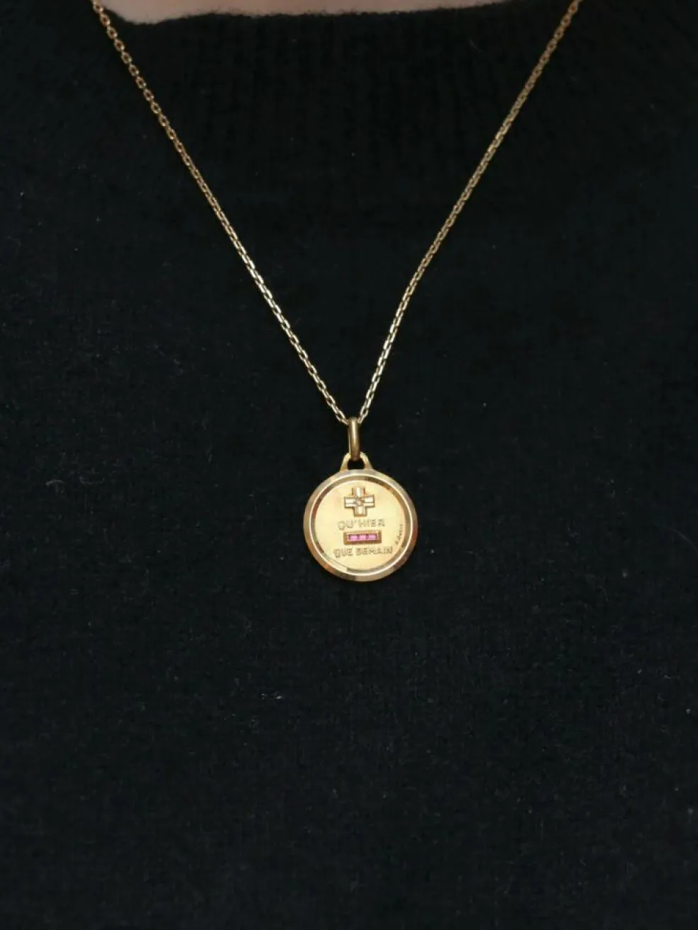AUGIS- Médaille amour ronde Plus qu’hier moins que demain or jaune diamants rubis