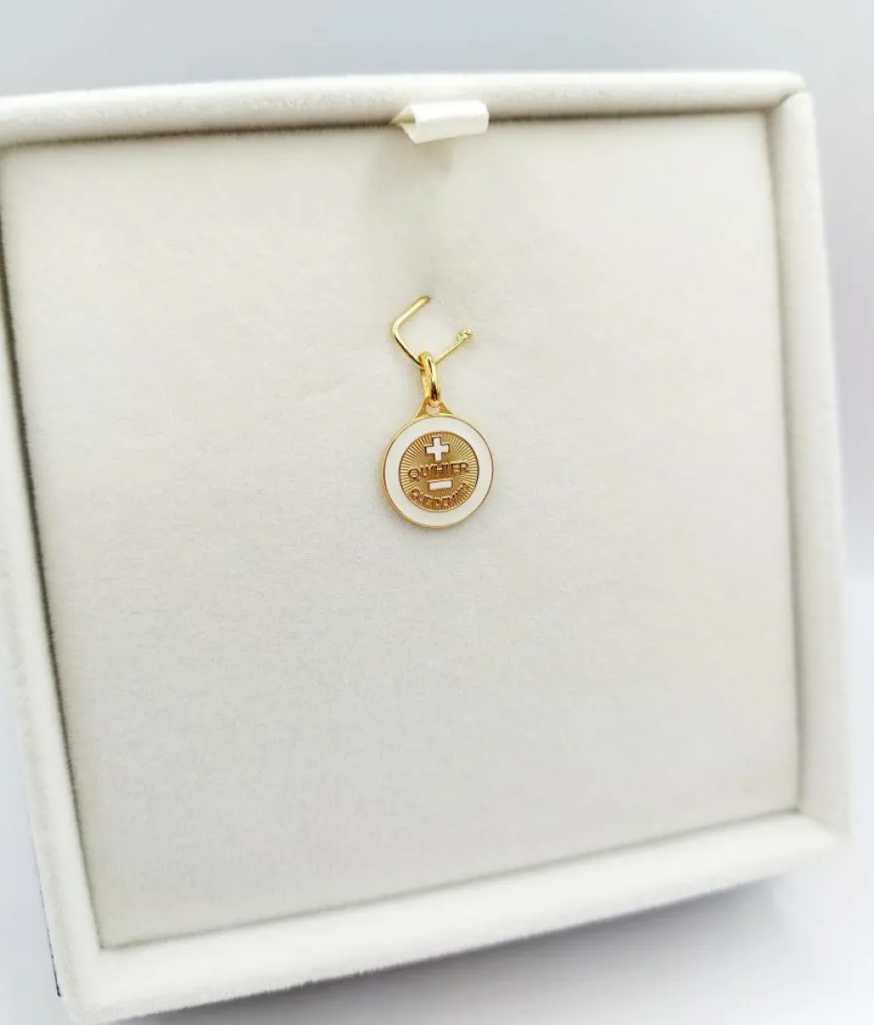 AUGIS Pendentif médaille d'amour or "+ qu'hier - que demain" - La Charmante Ivoire
