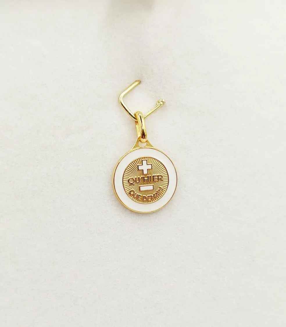 AUGIS Pendentif médaille d'amour or "+ qu'hier - que demain" - La Charmante Ivoire