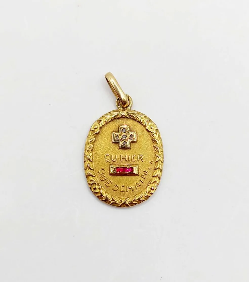 AUGIS Pendentif médaille d'amour or jaune couronne laurier diamant et rubis