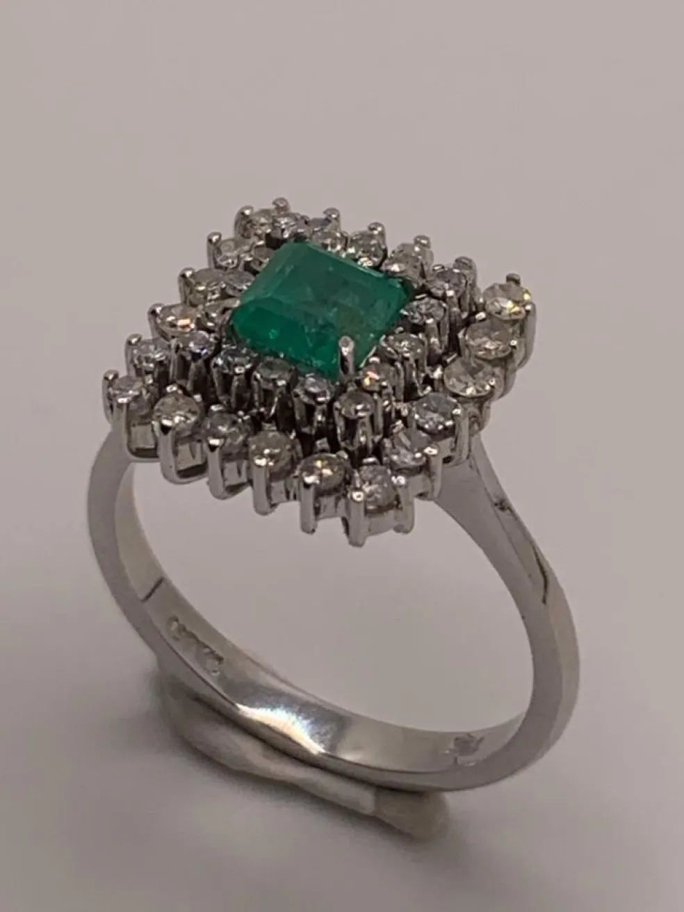 Bague Carrée émeraude diamants