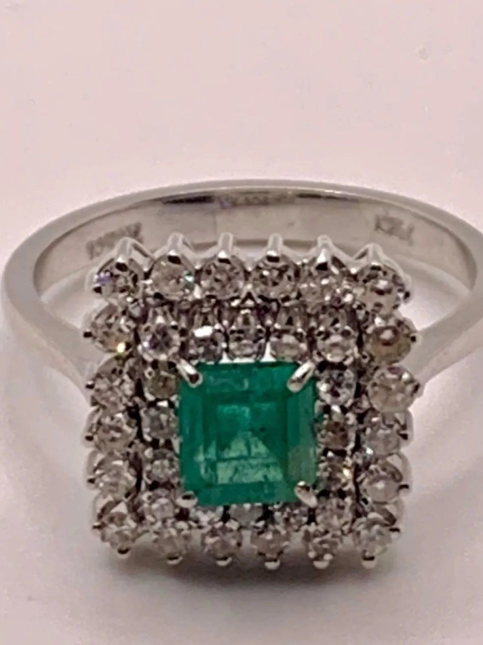 Bague Carrée émeraude diamants