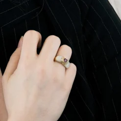 Bague en or jaune, nacre et rubis