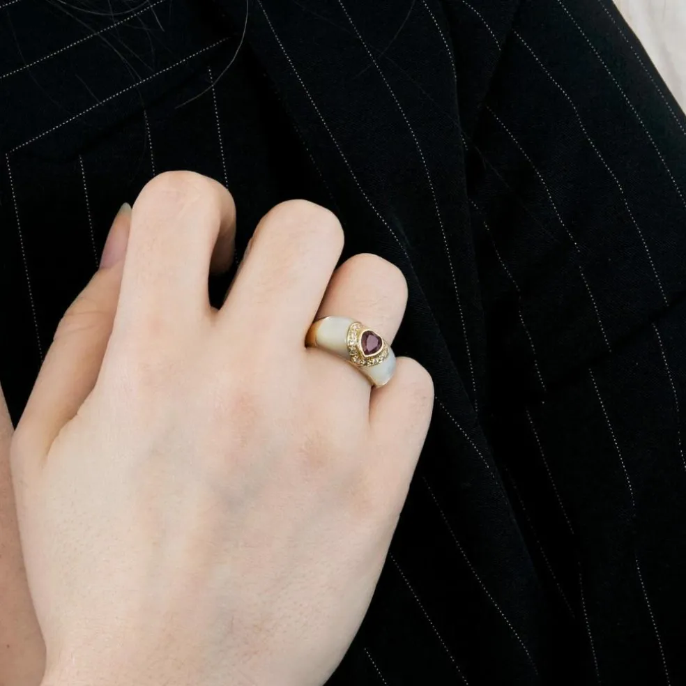 Bague en or jaune, nacre et rubis