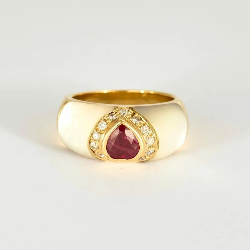 Bague en or jaune, nacre et rubis