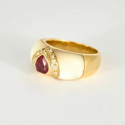 Bague en or jaune, nacre et rubis