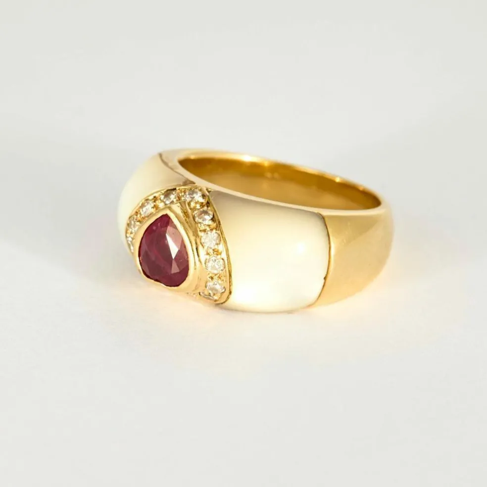 Bague en or jaune, nacre et rubis