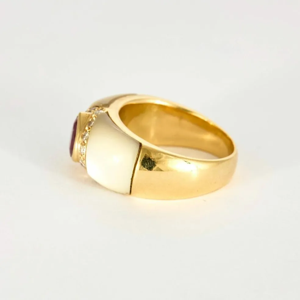 Bague en or jaune, nacre et rubis
