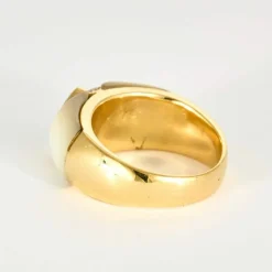 Bague en or jaune, nacre et rubis