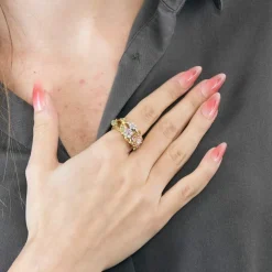 Bague à motif “Sakura” en or jaune, diamants, rubis, tsavorites, émeraudes et saphirs verts.