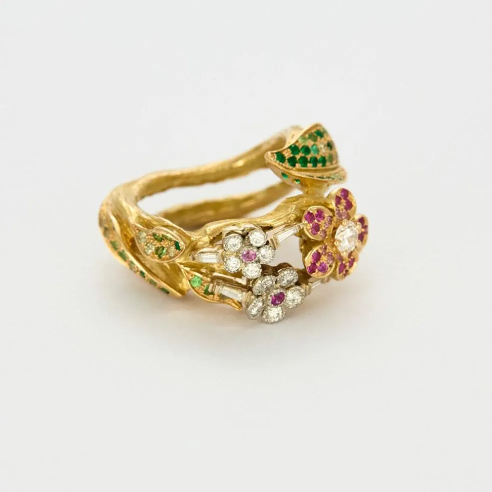 Bague à motif “Sakura” en or jaune, diamants, rubis, tsavorites, émeraudes et saphirs verts.