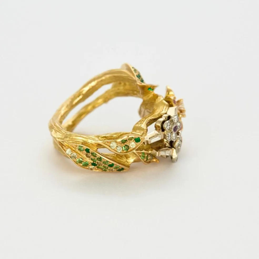 Bague à motif “Sakura” en or jaune, diamants, rubis, tsavorites, émeraudes et saphirs verts.