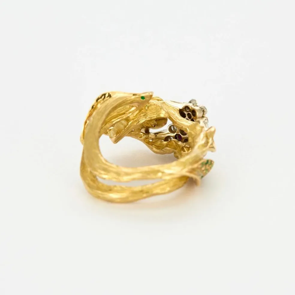 Bague à motif “Sakura” en or jaune, diamants, rubis, tsavorites, émeraudes et saphirs verts.