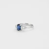 Bague or blanc avec saphir bleu et diamants