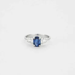 Bague or blanc avec saphir bleu et diamants