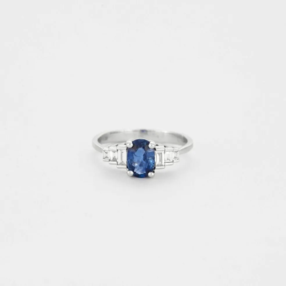 Bague or blanc avec saphir bleu et diamants