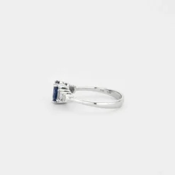 Bague or blanc avec saphir bleu et diamants