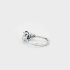 Bague or blanc avec saphir bleu et diamants