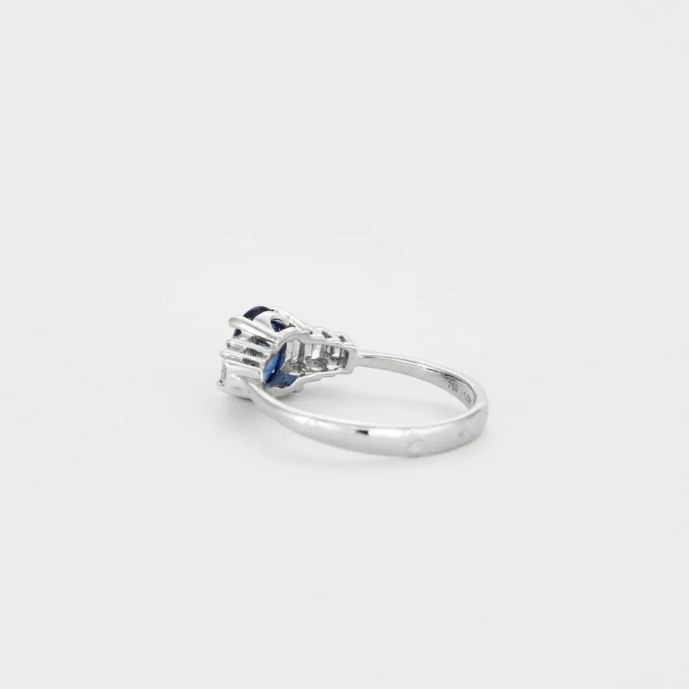 Bague or blanc avec saphir bleu et diamants