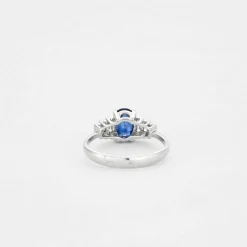 Bague or blanc avec saphir bleu et diamants