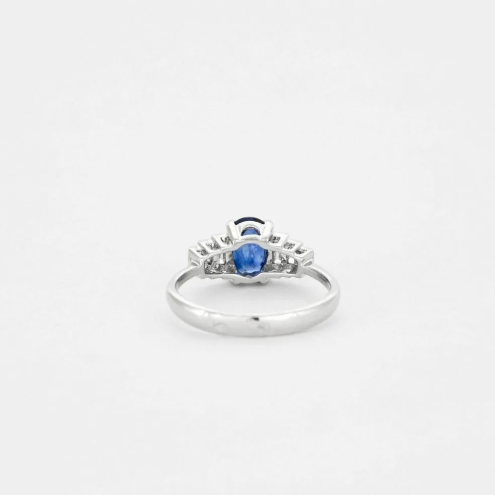 Bague or blanc avec saphir bleu et diamants