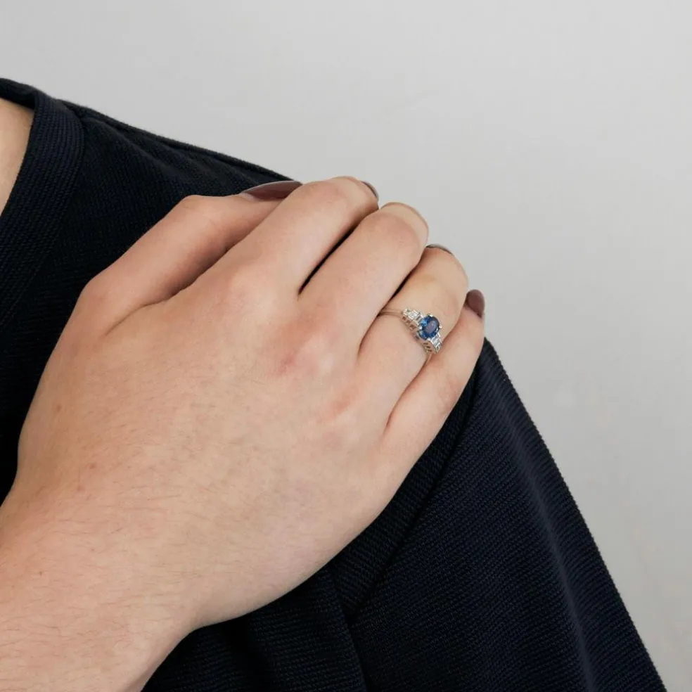 Bague or blanc avec saphir bleu et diamants