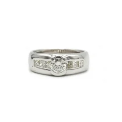 Bague - Or blanc et diamants